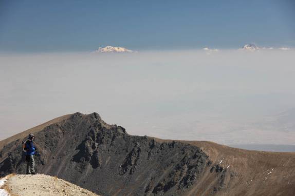 Quase no alto Nevado de Toluca, na região central do México. Ao fundo, o Popo e o Itzla, duas das maiores montanhas do país (foto de Geraldo Ozorio)